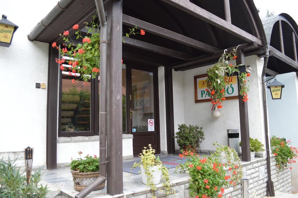 Muskatli Panzio Bed & Breakfast Gyor Luaran gambar